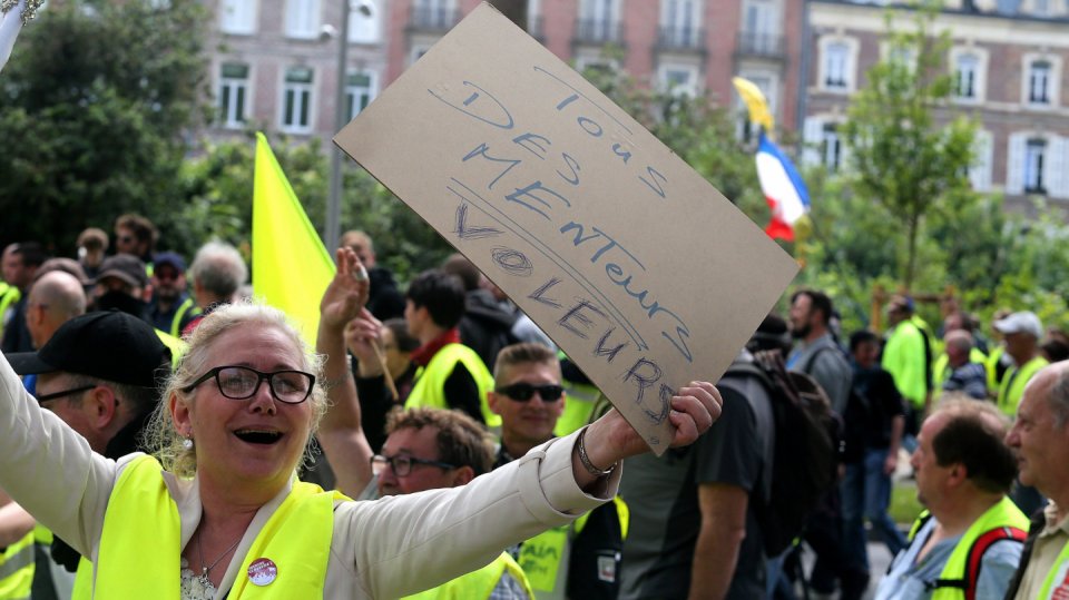 Žluté vesty Paříž, na transparentu je napsáno Všichni jste lháři a zloději foto AFP